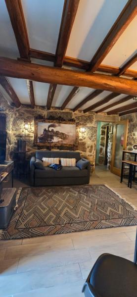 Rustic Retreat-Country House
